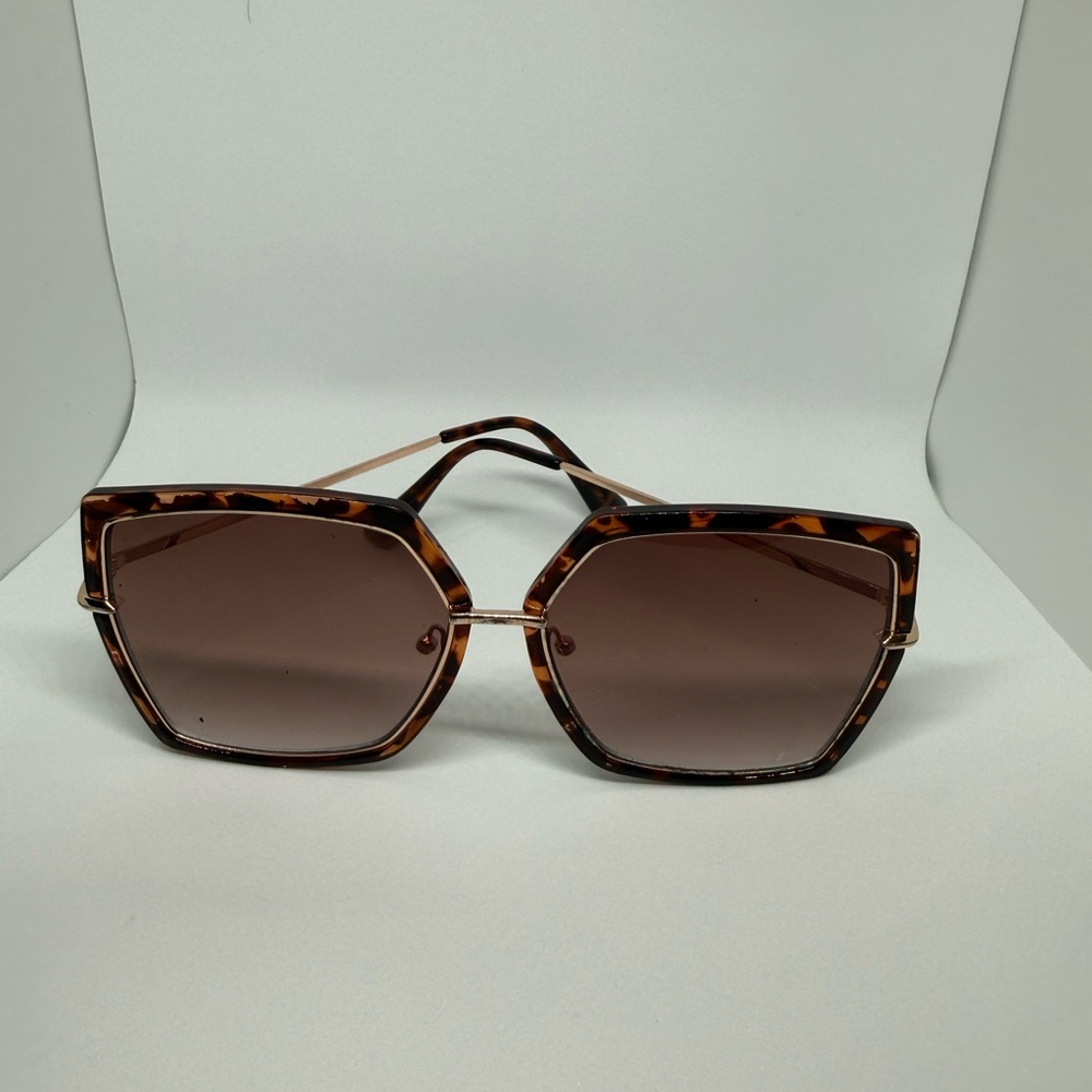 Elegant Tortoise Shell Sunglasses